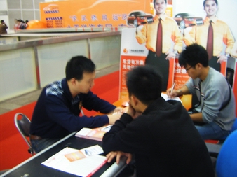 公司员工不放过任何一个机会哦
